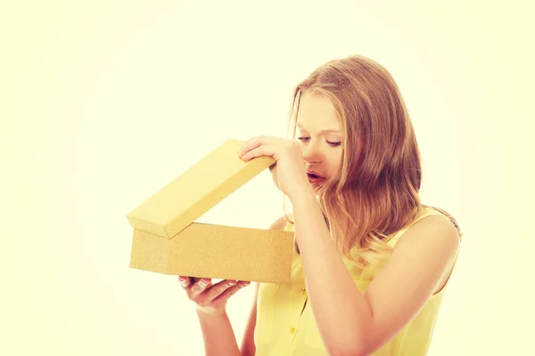 Mujer joven apertura caja de regalo — Foto de Stock