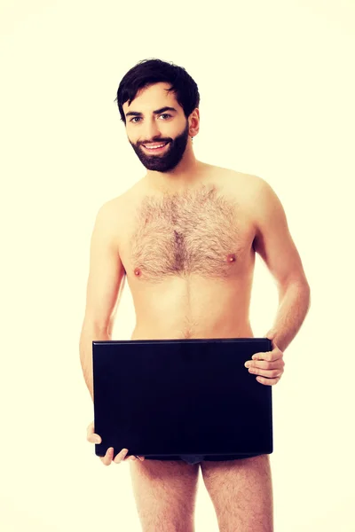 Jovem homem sem camisa segurando laptop . — Fotografia de Stock