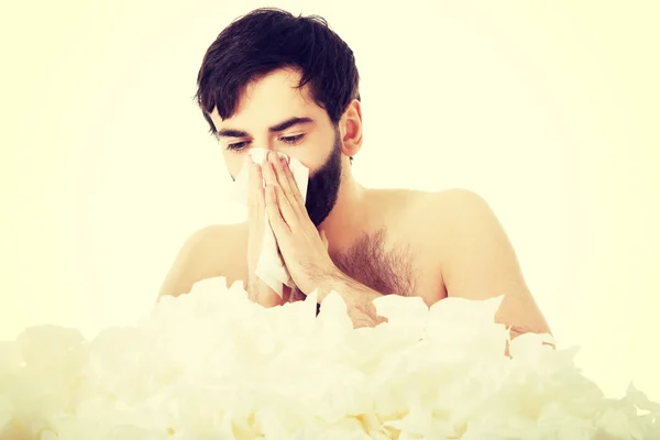 Больной человек чихает на носовой платок . — стоковое фото