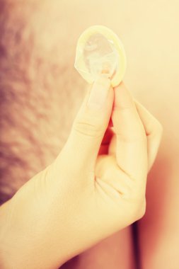 prezervatif ile Çift.