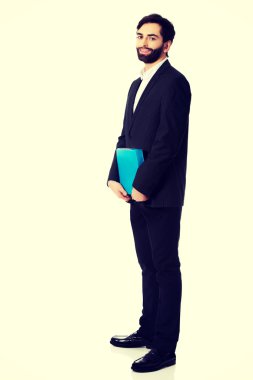 Yakışıklı işadamı cilt tutan.