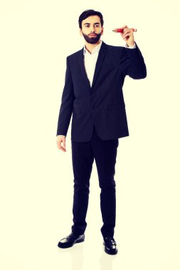 Akıllı adam büyük kalemle yazma.