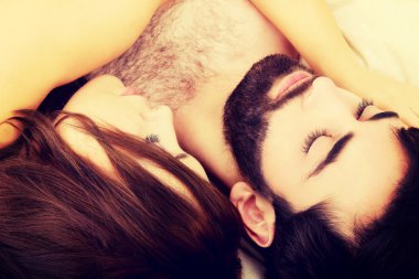 Genç aşıklar çift yatakta.