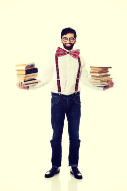 Kitap yığını ile jartiyer giymiş adam.