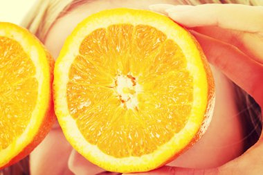 Portakal gözünü tutan kadın kapatmak