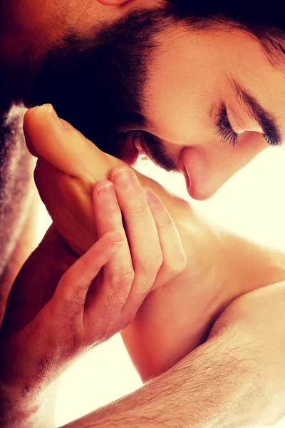 Yakışıklı adam kadının ayak öpmeye. — Stok fotoğraf
