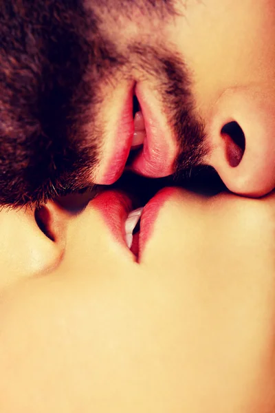 Feliz lindo casal beijando. — Fotografia de Stock