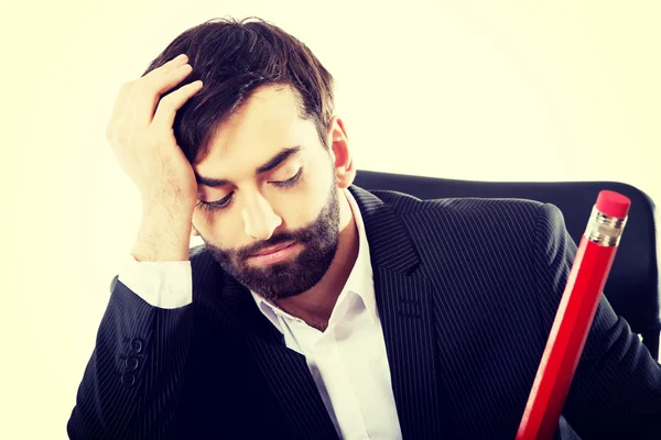 Hombre de negocios cansado escribiendo en la oficina —  Fotos de Stock