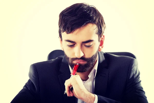 Homme d'affaires réfléchi dans le bureau . — Photo