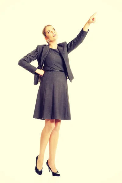 Femme d'affaires pointant haut — Photo