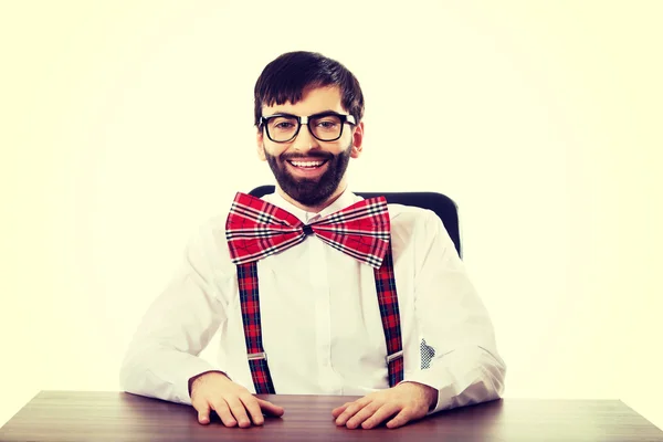 Jovem à moda antiga homem sentado a uma mesa . — Fotografia de Stock