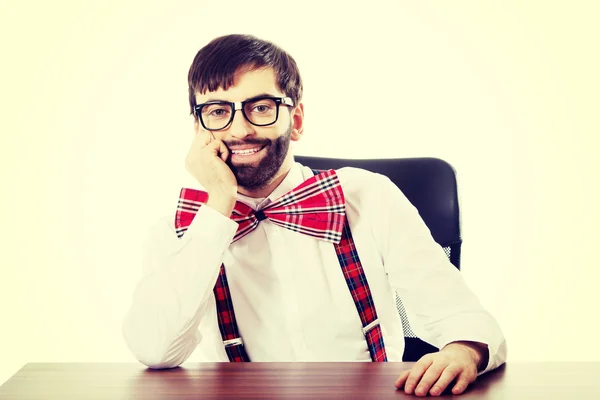 Junger altmodischer Mann sitzt am Schreibtisch. — Stockfoto