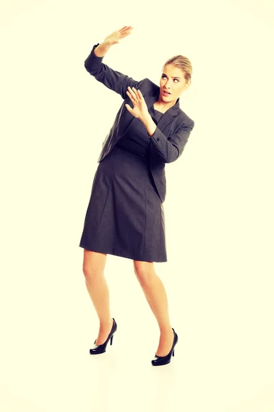 Mujer de negocios tratando de protegerse —  Fotos de Stock