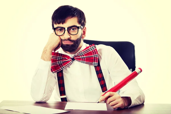 Oude ouderwetse jongeman met grote potlood schrijven. — Stockfoto