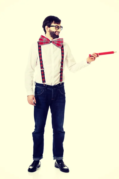 Homme à l'ancienne pointant avec un gros crayon . — Photo