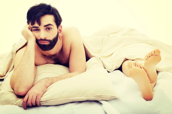 Young depressief man in bed. — Stockfoto