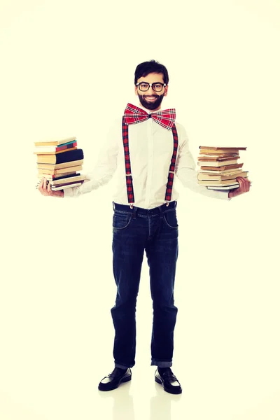 Mann trägt Hosenträger mit Stapel Bücher. — Stockfoto