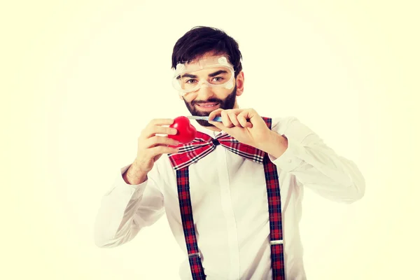 Determinado hombre corte modelo de corazón con bisturí . —  Fotos de Stock