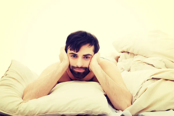 Hombre deprimido en el dormitorio . — Foto de Stock