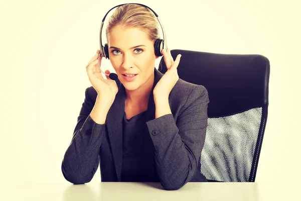 Call center mulher sentada na mesa — Fotografia de Stock