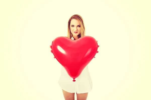 Młoda kobieta z balonem w kształcie serca. — Zdjęcie stockowe
