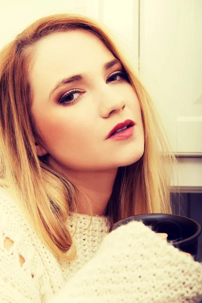 Beautiful woman drinking coffee in the kitchen. — Stock Photo, Image