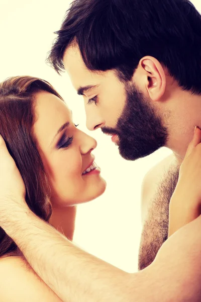 Junges Paar gibt vor, einander zu küssen. — Stockfoto