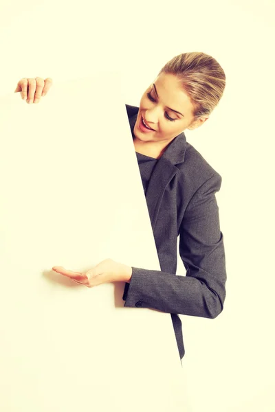 Бізнес-леді тримає порожній рекламний щит — стокове фото