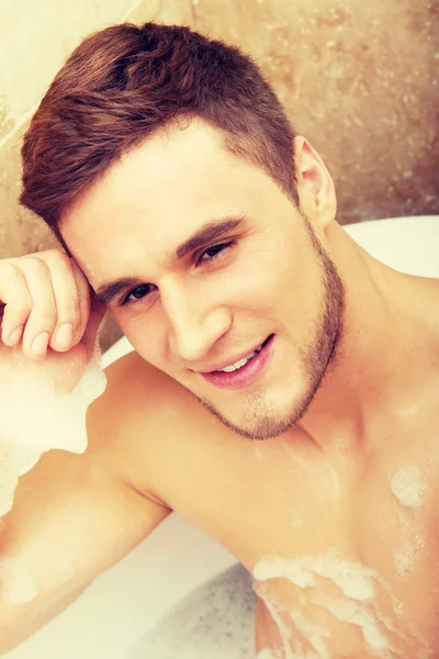 Bonito homem tomando um banho . — Fotografia de Stock