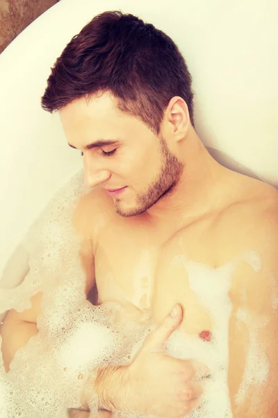 Hombre guapo tomando un baño . — Foto de Stock