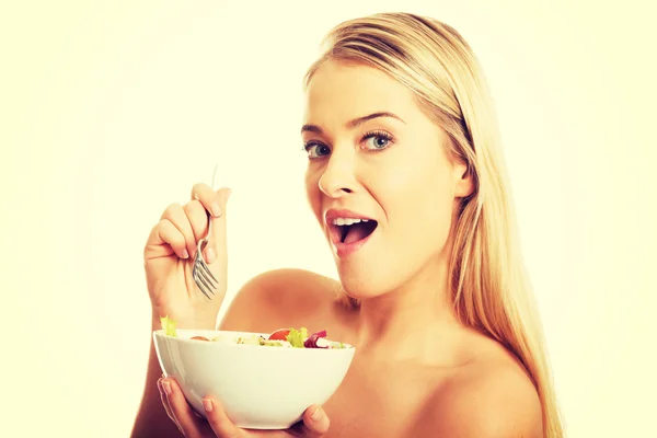 Frau hält Schale mit Salat in der Hand — Stockfoto