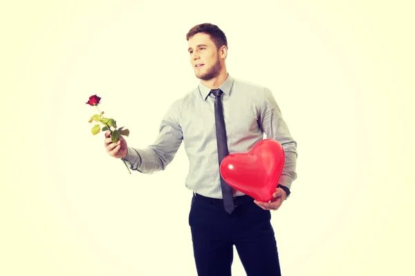 Man met rode rose en hart ballon. — Stockfoto