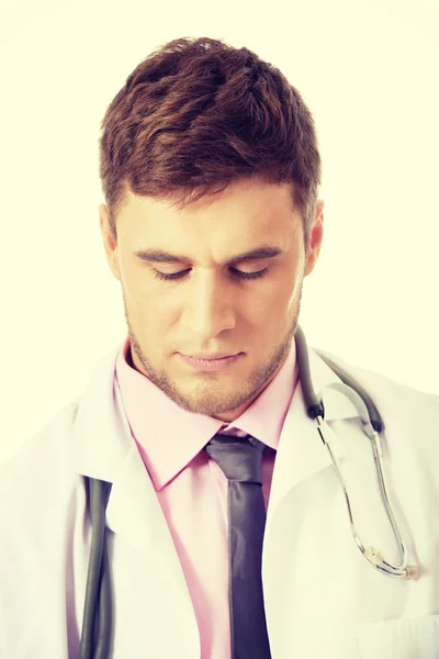 Jeune médecin masculin avec stéthoscope . — Photo
