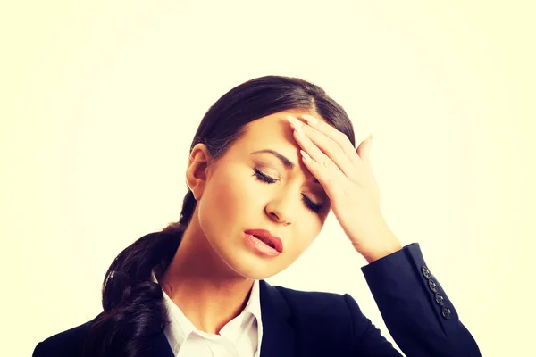 Retrato de mujer de negocios que tiene dolor de cabeza enorme —  Fotos de Stock