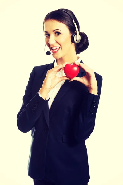 Joven call center mujer sosteniendo corazón modelo —  Fotos de Stock