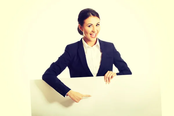 Geschäftsfrau zeigt auf weißes Banner — Stockfoto