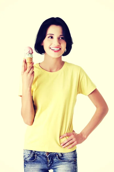 Joven feliz comiendo un helado —  Fotos de Stock