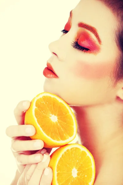 Vrouw bedrijf oranje — Stockfoto