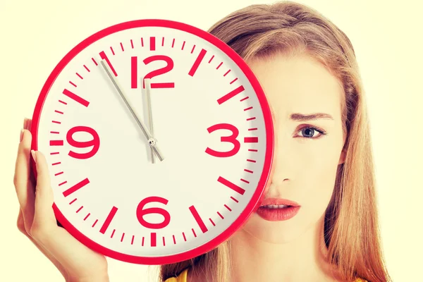 Attraktive junge Frau in gelbem Top mit Uhr. — Stockfoto