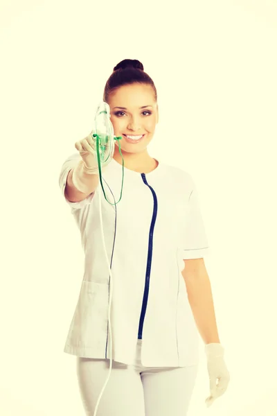 Kadın doktor oksijen maskesi kadar holding — Stok fotoğraf
