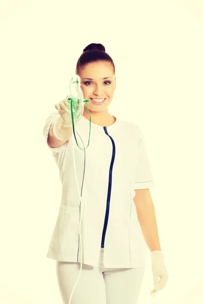 Médica feminina segurando máscara de oxigênio — Fotografia de Stock