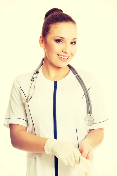 Ženský lékař na ochranné rukavice — Stock fotografie