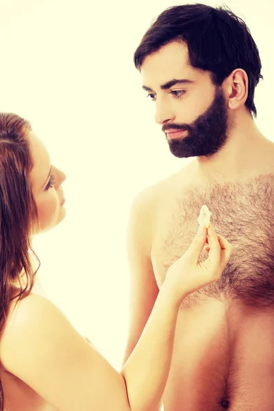 Woman giving a condom to her man. — Stock Photo, Image