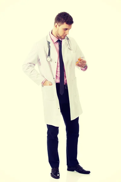 Homme médecin tenant des pilules . — Photo