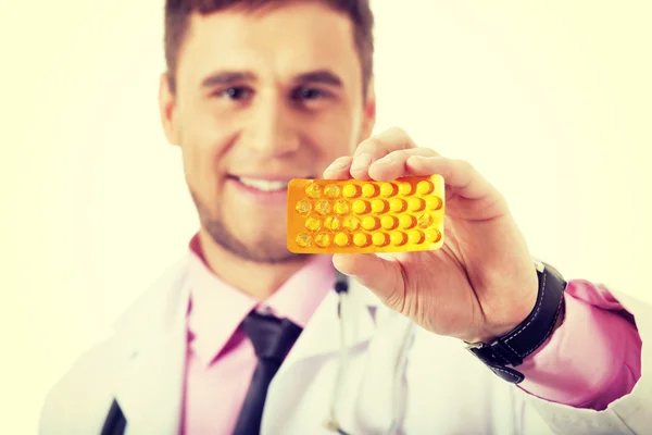Male doctor holding pills. — Stock Photo, Image