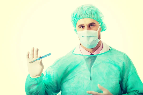 Mężczyzna chirurg ze skalpelem. — Zdjęcie stockowe