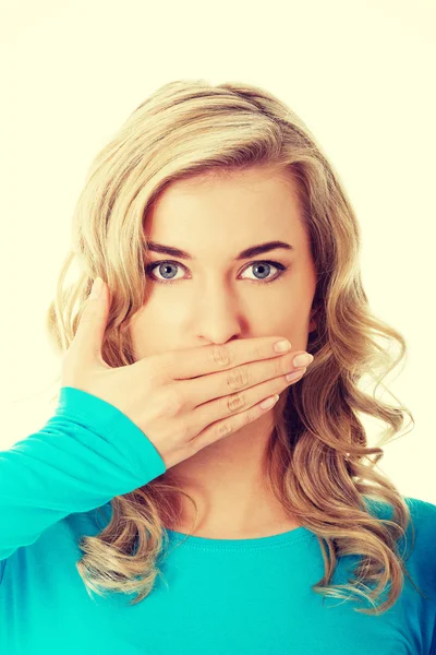 Retrato de una mujer cubriéndose la boca —  Fotos de Stock