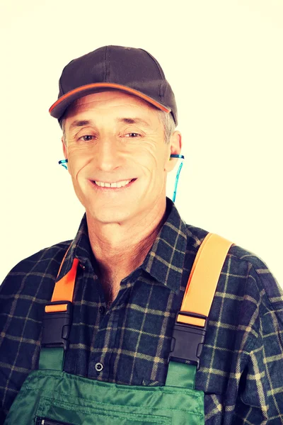 Dojrzały pracownik noszenie kłos ochraniacze — Zdjęcie stockowe