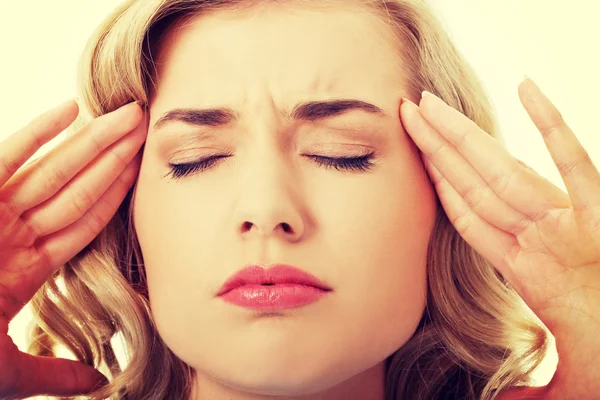 Retrato de mujer joven con dolor de cabeza enorme —  Fotos de Stock