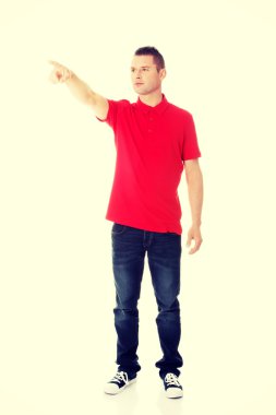 Heyecanlı adam işaret